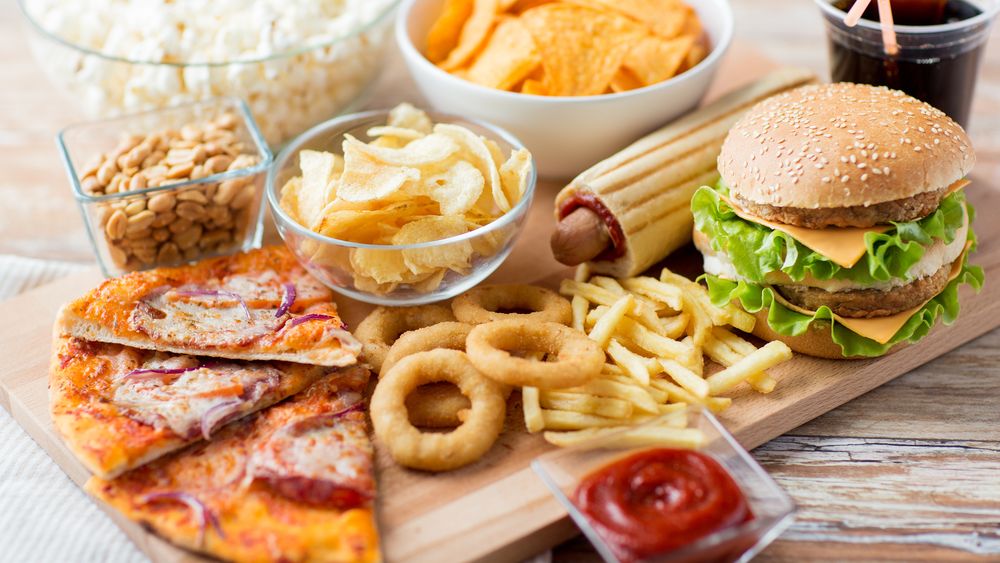 Românii mănâncă mai mult fast food: Proprietarul KFC, profit net în creștere cu 6% în trimestrul trei
