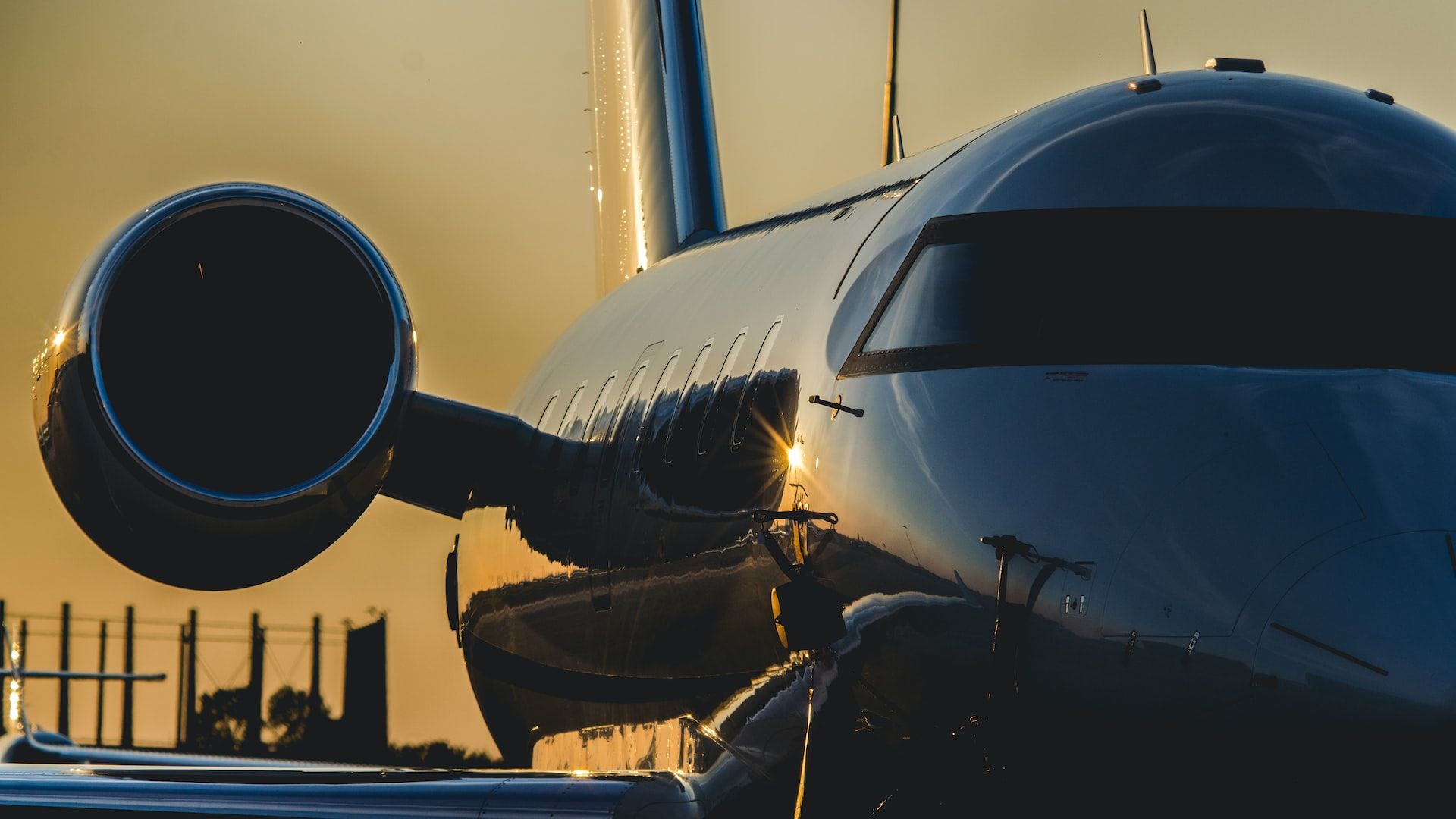 Șeful Louis Vuitton și-a vândut avionul personal pentru că îl deranja că e urmărit online