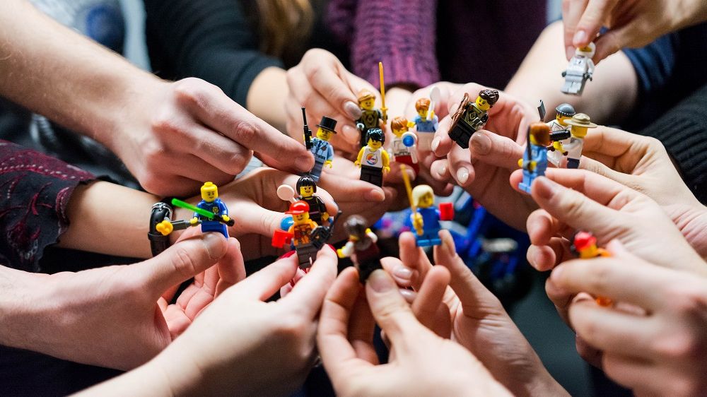 LEGO schimbă limita de vârstă pentru jocuri în onoarea lui David Attenborough