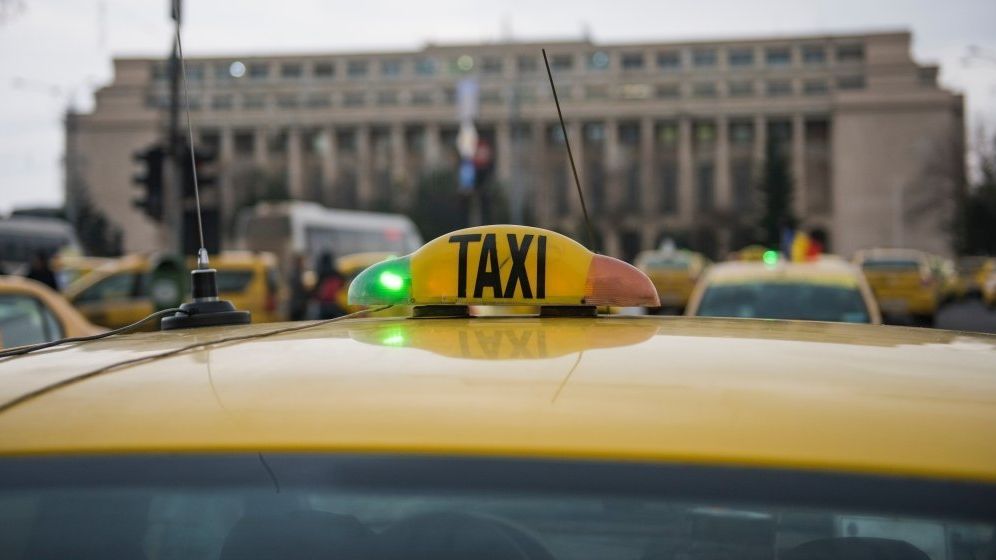 Decizie inedita a instantei: Pasagerul unui taxi a primit daune morale de 60.000 de lei, in urma unui accident