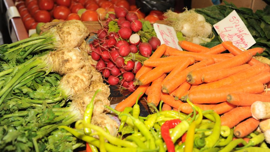 Statul va demara controale de conformitate la comercianții care vând fructe și legume