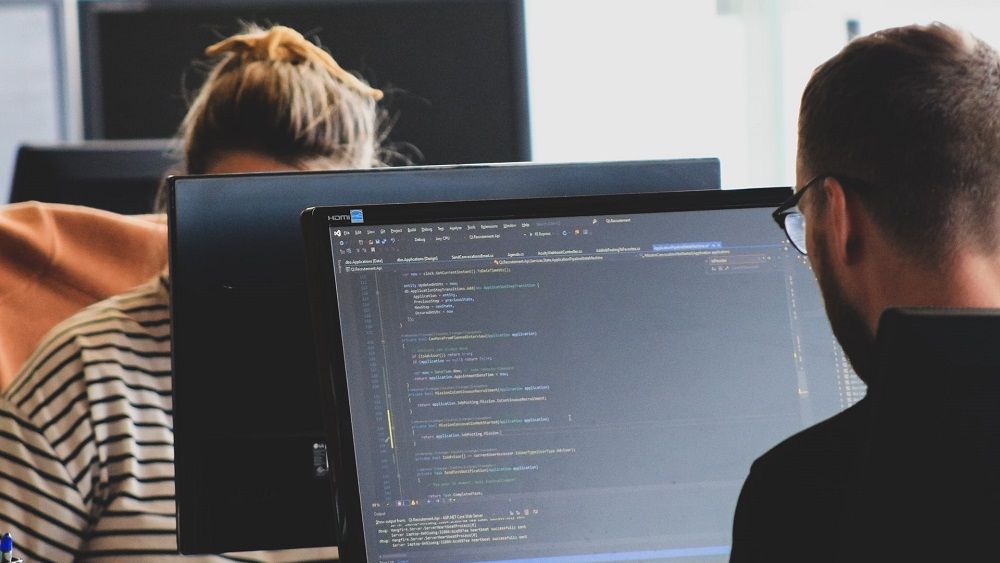 O mare platformă de blockchain deschide birouri în București și face angajări. Compania are în spate investitori ca Will Smith sau Jay Z