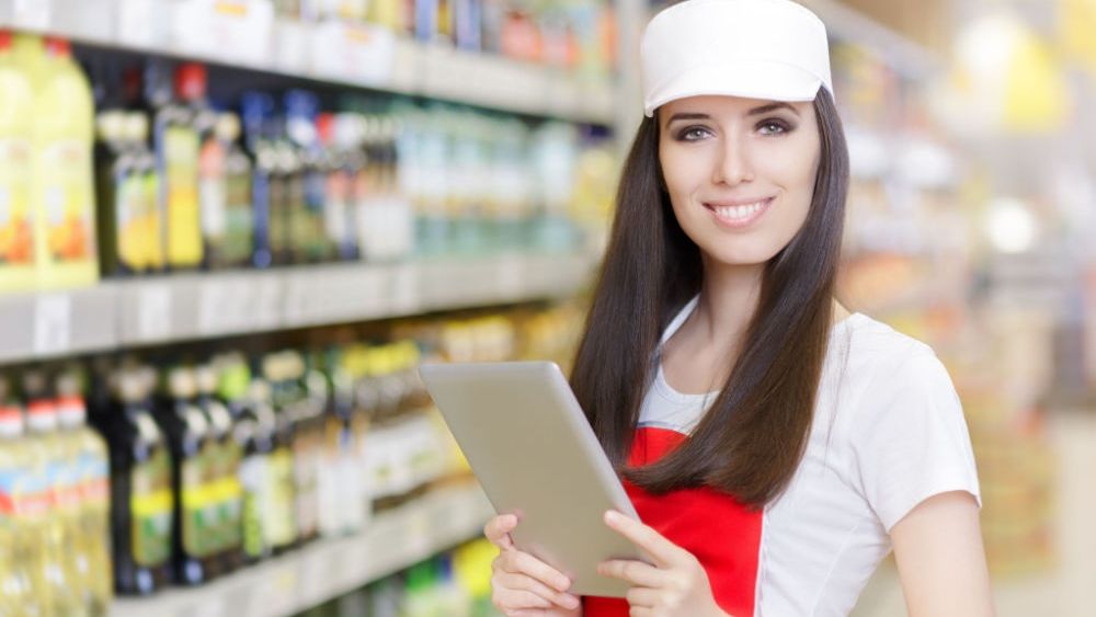 Salarii în merchandising și promoții: Cât mai câștigă un tânăr care face promoții în supermarket