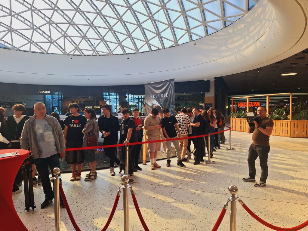 Galerie FOTO S-a deschis primul Wendy's din București: clienții s-au pus la coadă cu o oră înai - Imagine 8