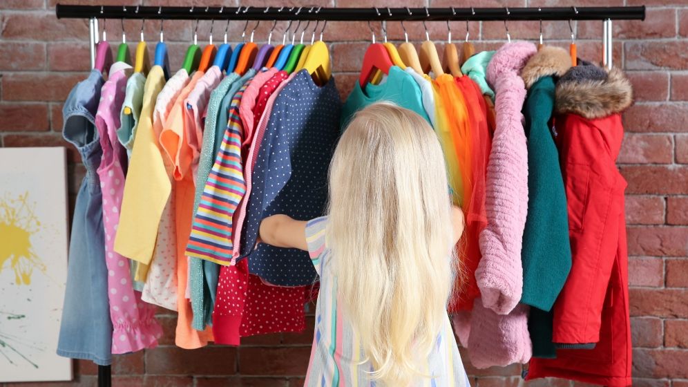 Kruk Romania: Parintii cheltuie cel mai mult din venitul disponibil pe imbracaminte, dulciuri si jucarii pentru copii