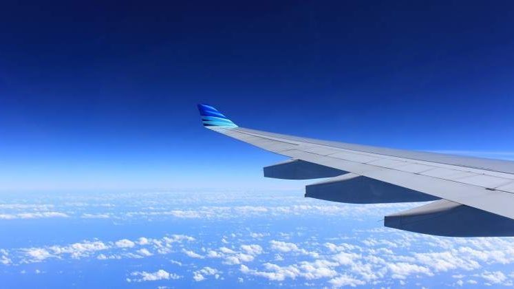 Un avion care zbura spre Milano a luat foc pe pista