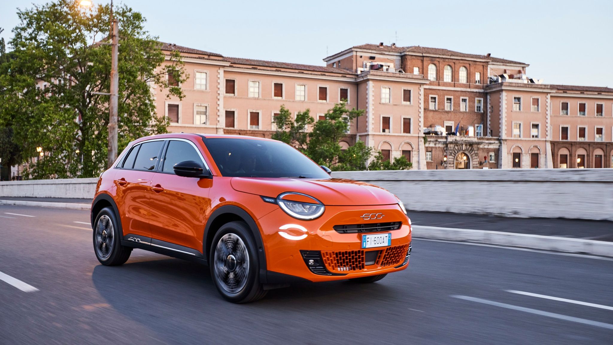 Fiat 600e este un crossover de oraș care arată ca un 500 după masa de Crăciun