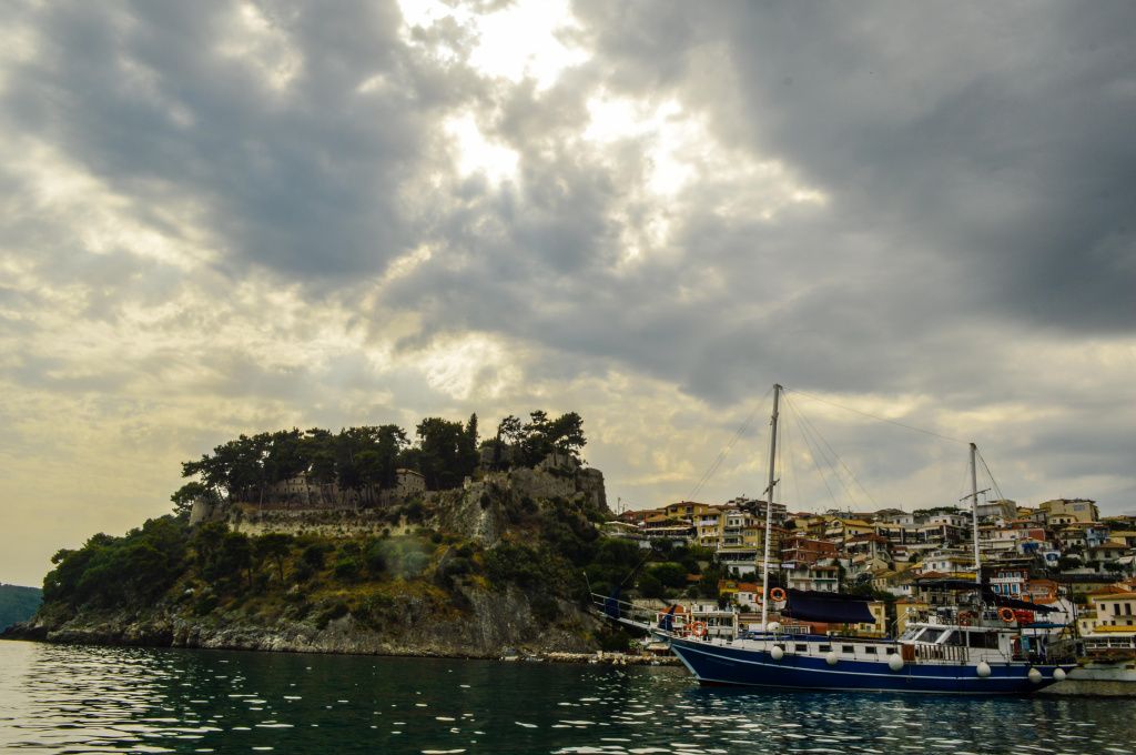 Evident că norii s-au strâns fix când am intrat în Parga.
