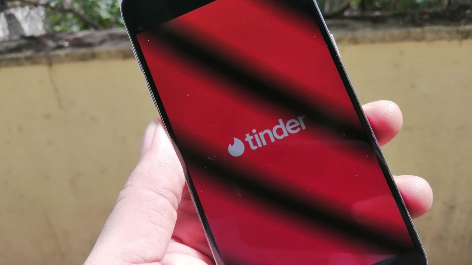 Tinder va detecta mesajele abuzive și-i va avertiza pe potențialii agresori înainte să le trimită