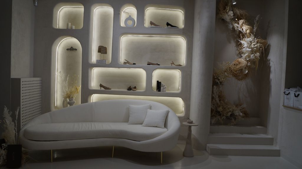 Brandul românesc de încălțăminte Alura și-a deschis showroom în București. Fondatoare: Ne-am - Imagine 3
