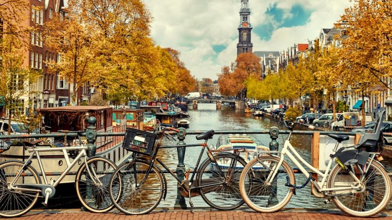 Purtarea măştii, obligatorie la Amsterdam şi Rotterdam în contextul dublării numărului de infecţii