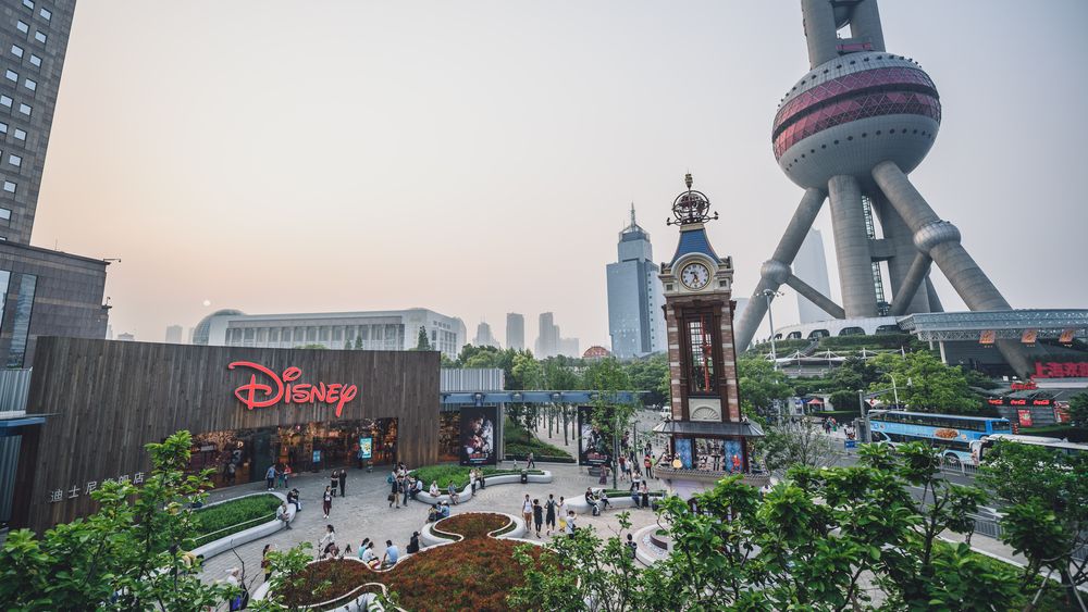 Primul parc de distracții se va redeschide la capacitate limitată la Shanghai