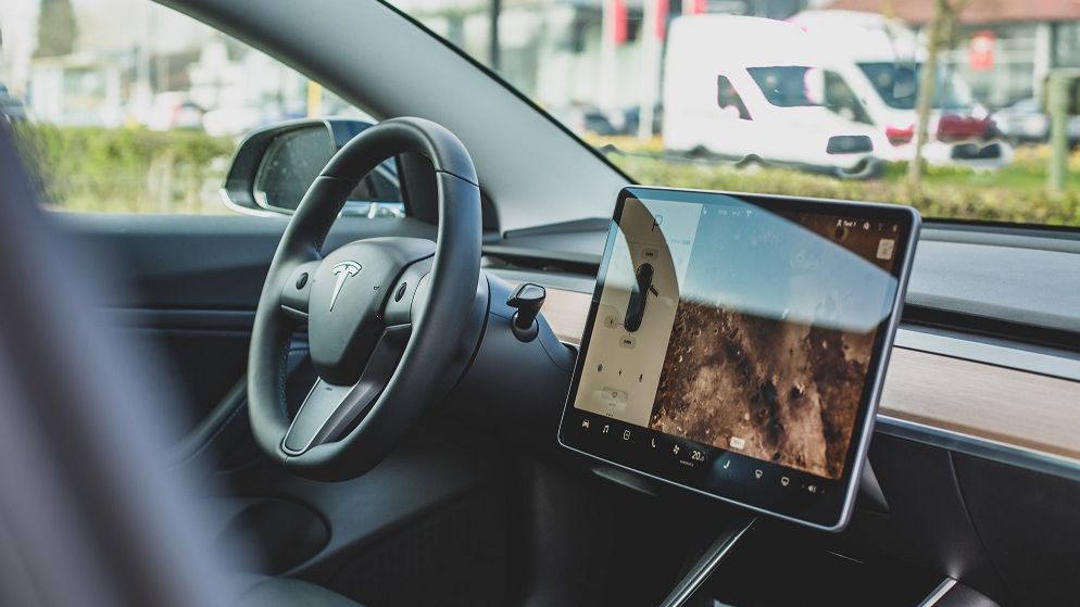 Tesla, dată în judecată pentru că ar reduce autonomia mașinilor sale prin update-uri de software