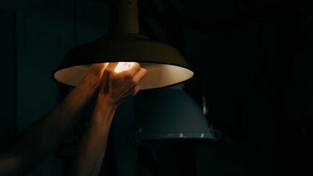 UE va propune reducerea obligatorie a consumului de electricitate şi o taxă pe profiturile companiilor energetice