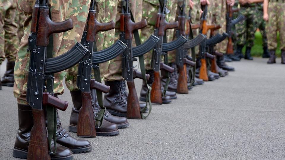 Salarii de peste 16.500 de lei in MApN. Un functionar civil castiga de 10 ori mai mult decat un soldat