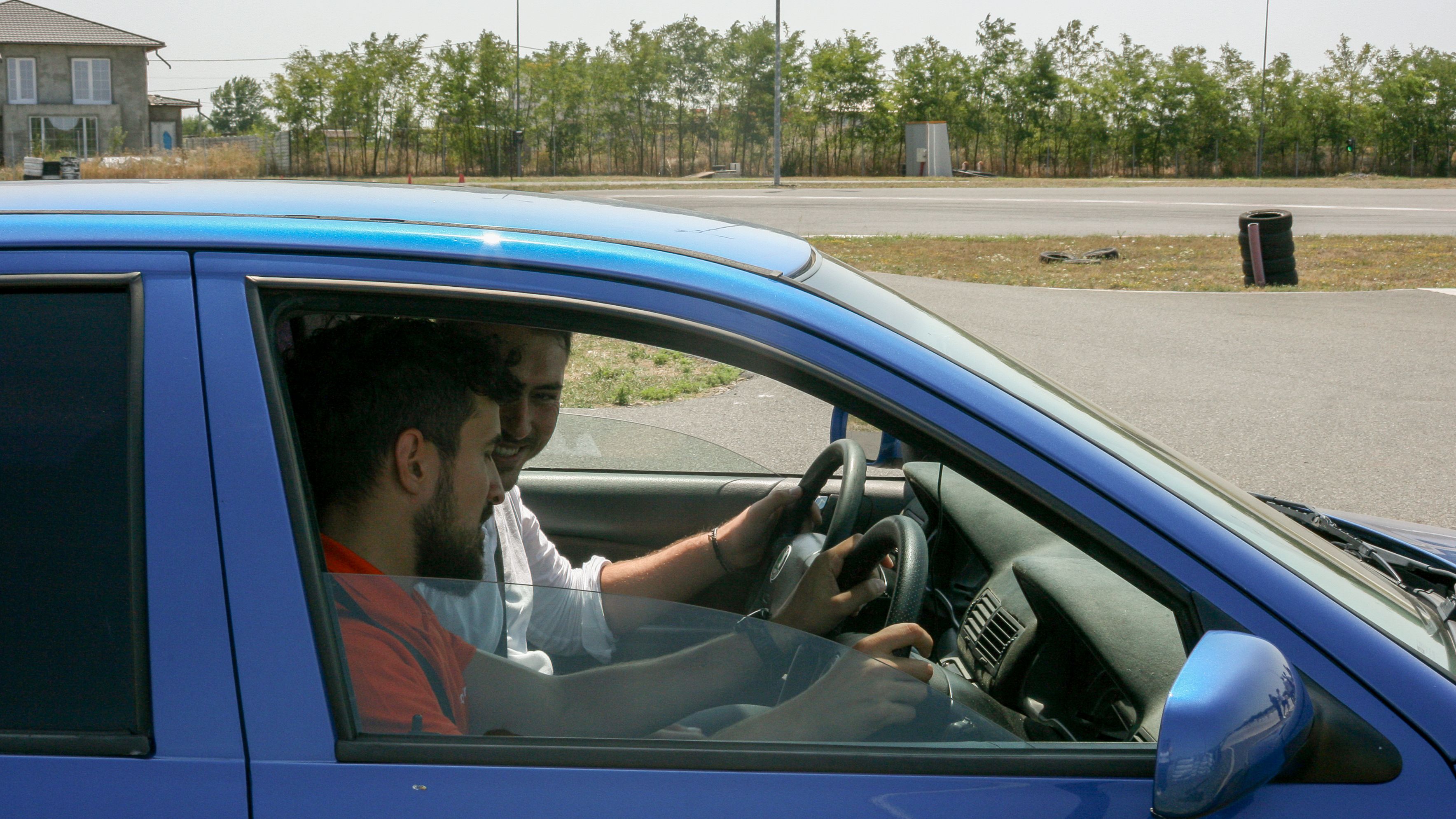 Bolt și-a dus mai mulți șoferi la Academia Titi Aur, pentru cursuri de conducere defensivă