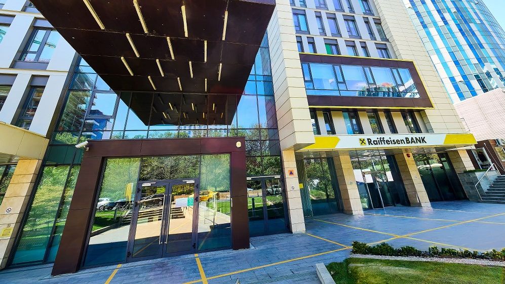 Inteligența artificială a ajuns și în bănci: Raiffeisen Bank lansează un asistent virtual bazat pe AI care va ușura munca angajaților