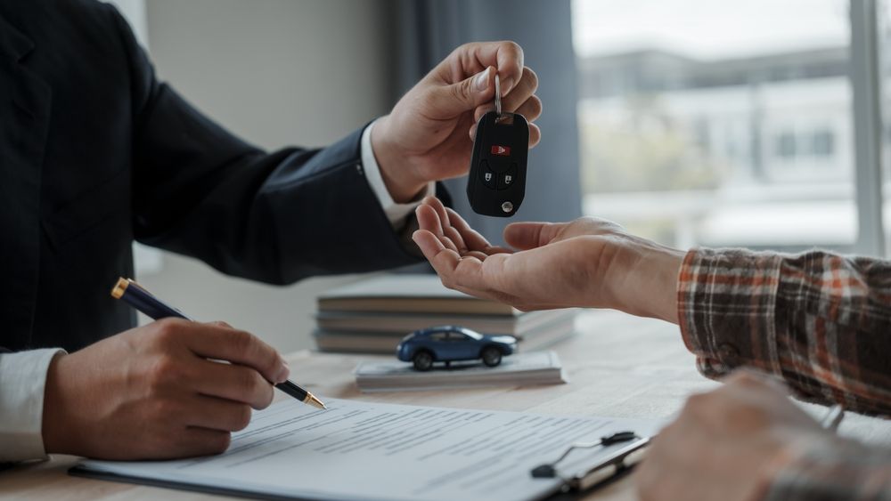 Black Friday pentru șoferi: Unicredit plătește RCA-ul vreme de un an. Care sunt condițiile ofertei de leasing