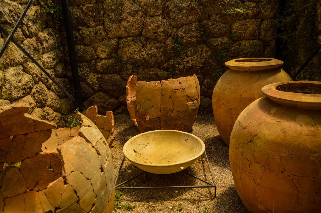 Alte amfore găsite în zona arheologică. Vechiul Nicopole este cea mai mare zonă arheologică deschisă din Grecia.