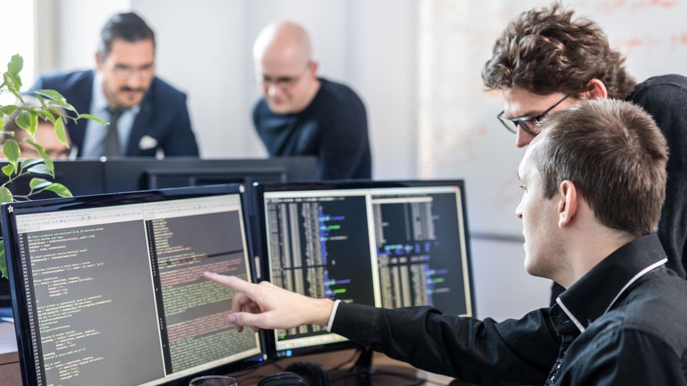 Rusia își pierde programatorii: Inginerii ruși își lasă „salariile și soțiile” și pleacă în alte țări