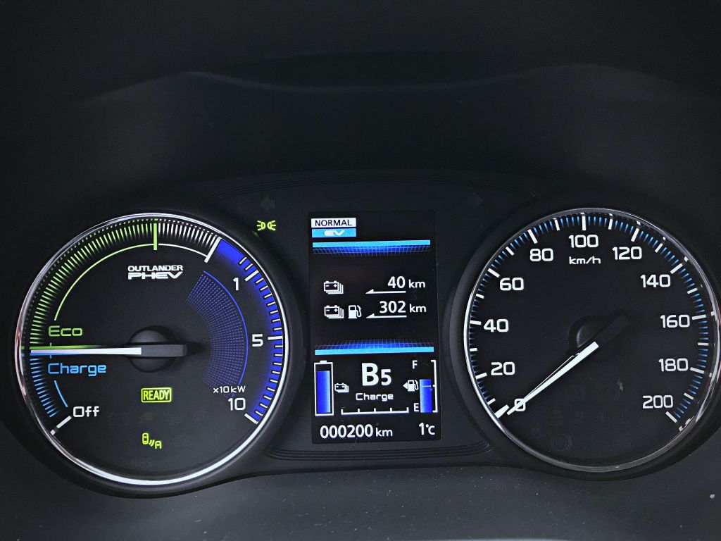 Mitsubishi Outlander PHEV - Imagine 16