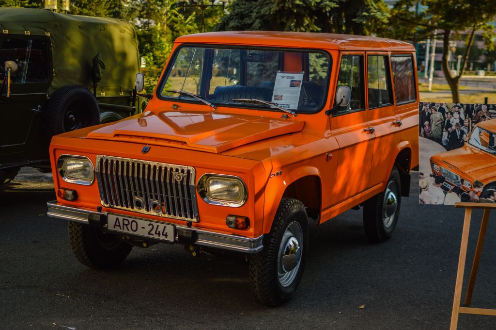 GALERIE FOTO | Mașinile comunismului au făcut baie de mulțime la Operă - Imagine 2