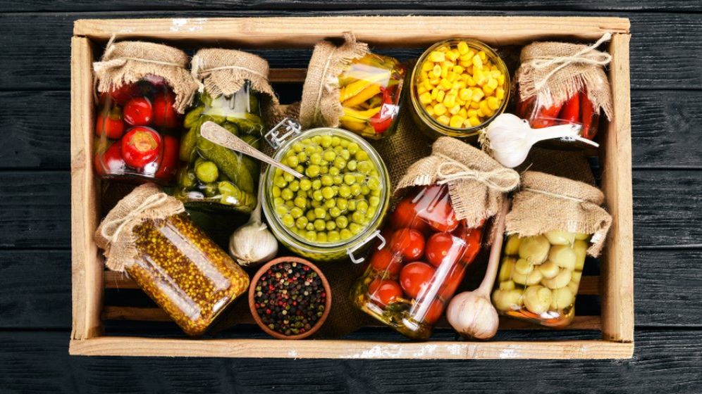 Painea si legumele, alimentele preferate ale romanilor. Cata carne consumam pe luna?