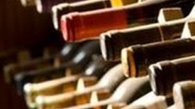 Alain Delon isi vinde colectia de vinuri