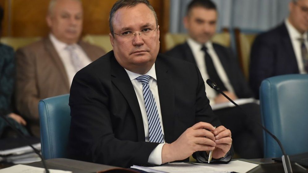 „Soarele a venit cu domnul premier". Elogii ceaușiste la adresa lui Nicolae Ciucă la Vatra Dornei