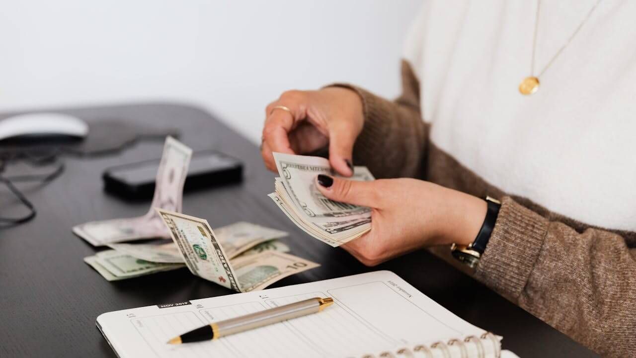 Relația dintre adaptarea financiară și costul vieții moderne
