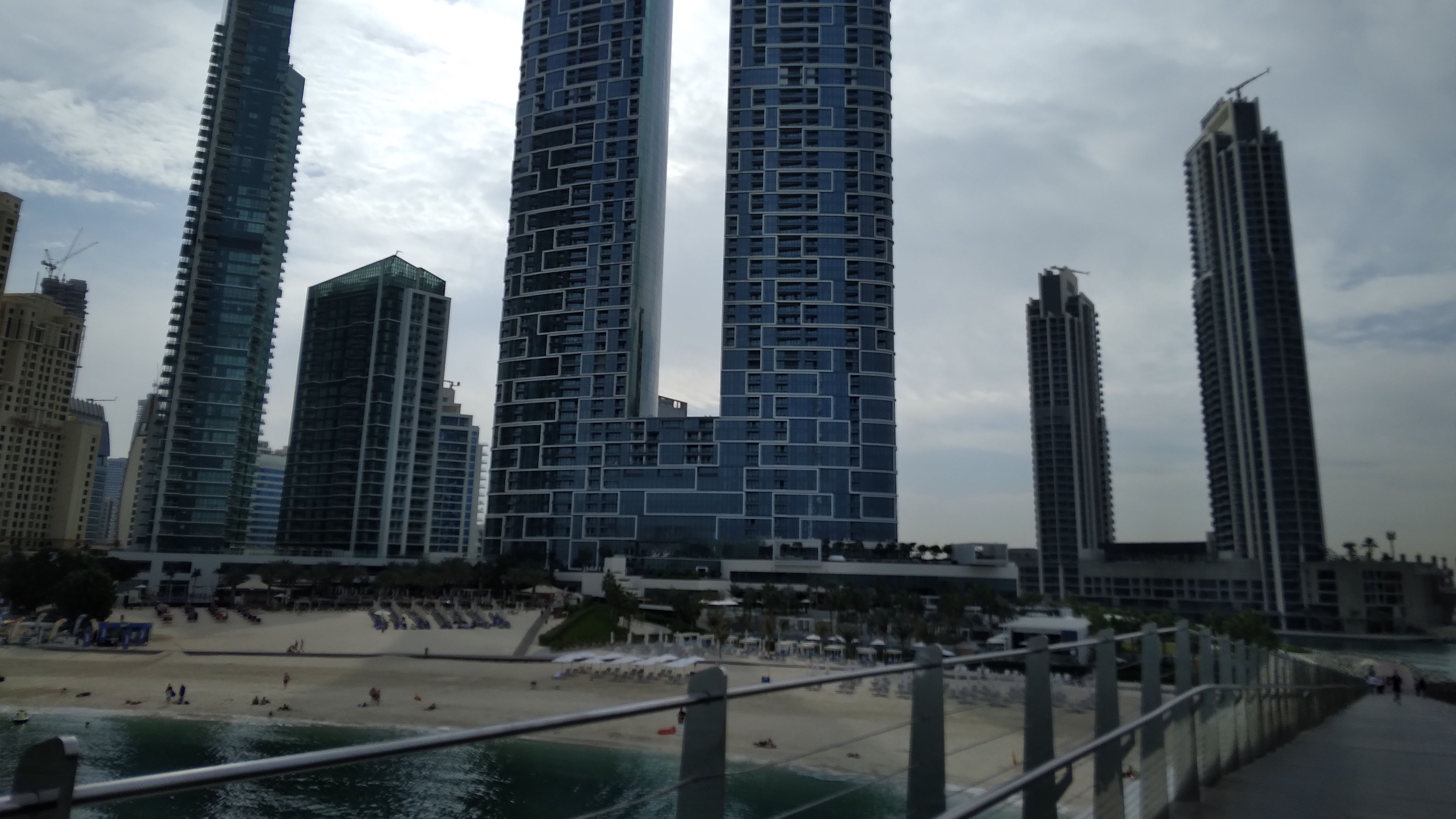 Care este situația celor 28 de elevi din Focșani, blocați în Dubai, cu profesorii însoțitori. Unde sunt cazați și cu cine țin legătura
