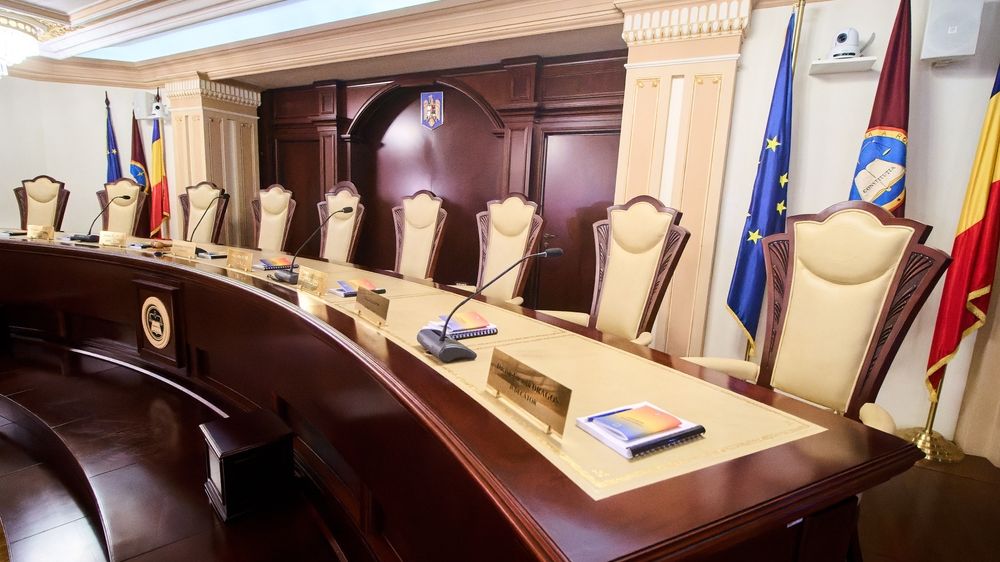 CCR amână pentru 30 septembrie două decizii cu miză mare. Sesizările, depuse de Grindeanu și Bolojan
