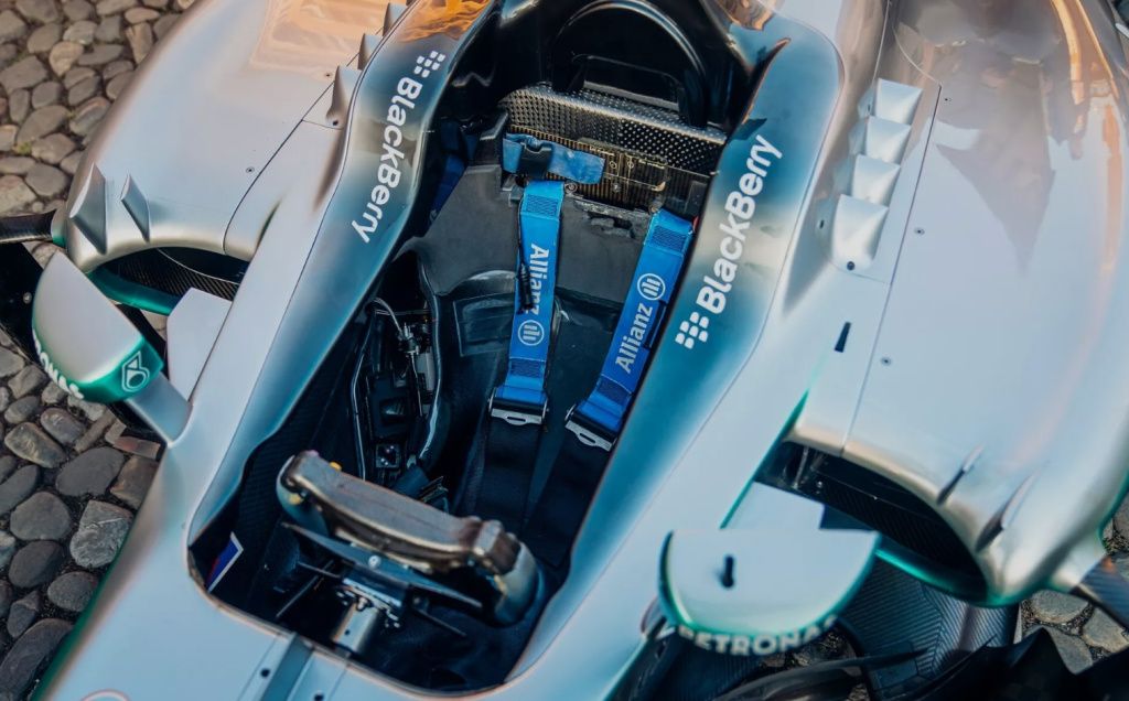 GALERIE FOTO | Mașina de F1 a lui Hamilton care s-a vândut pe o sumă record - Imagine 10