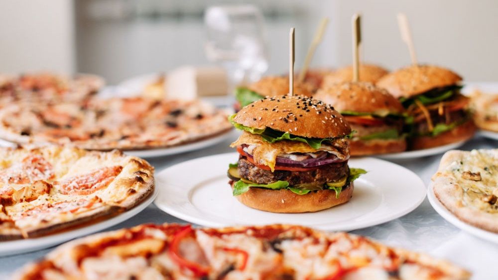 Idei de afaceri la cheie | Top 5 francize cu burgeri și pizza pe care le poți deschide în România