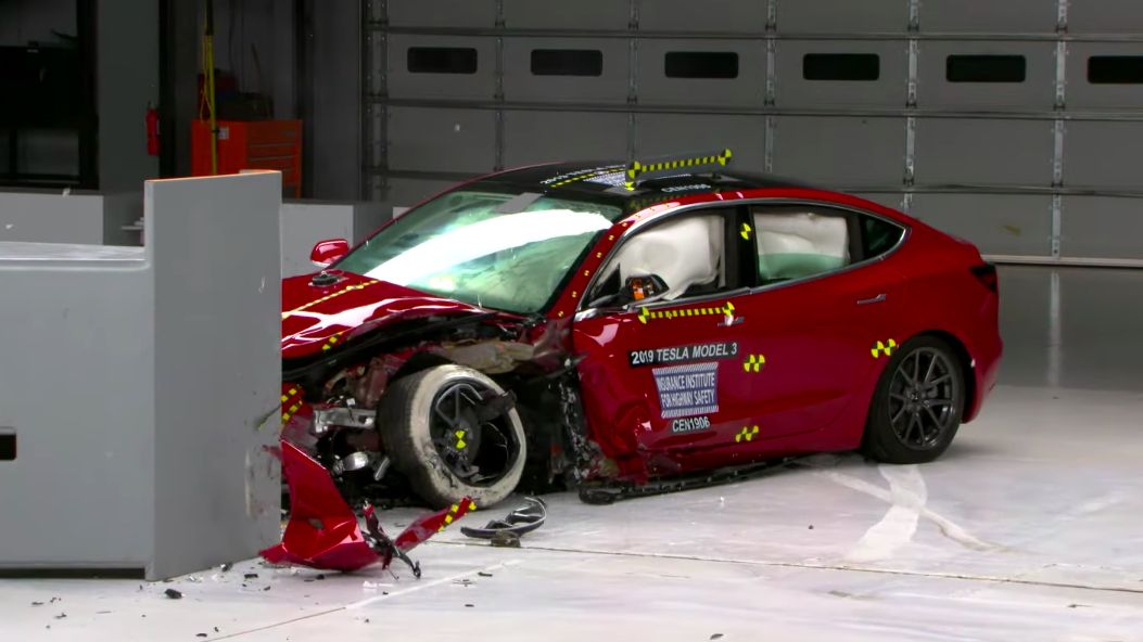 Tesla Model 3 obtine cel mai bun punctaj la testele de siguranta ale americanilor - VIDEO