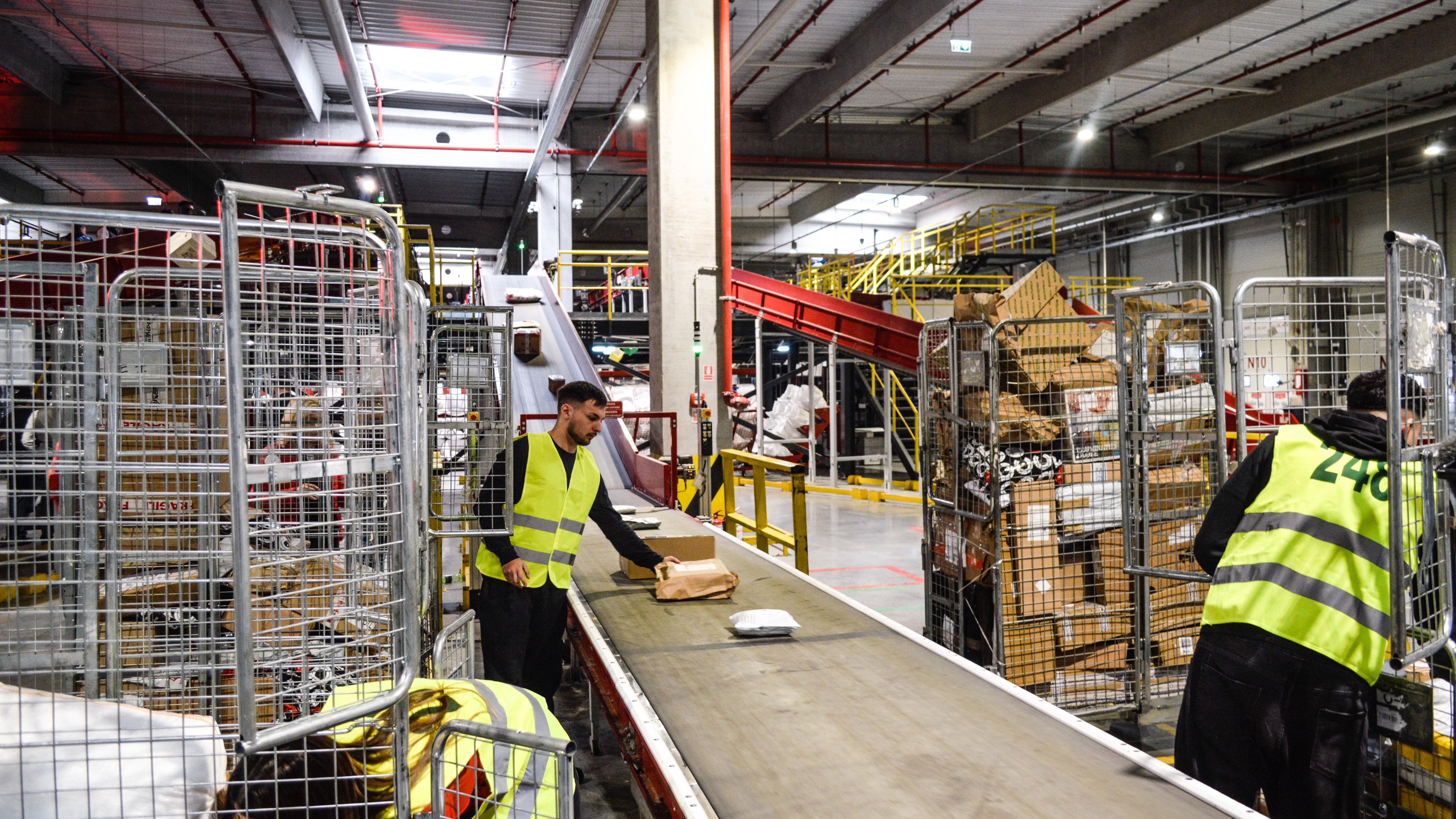 GALERIE FOTO | Cum arată cel mai mare hub logistic al Sameday. Câte pachete trec pe aici zi de zi