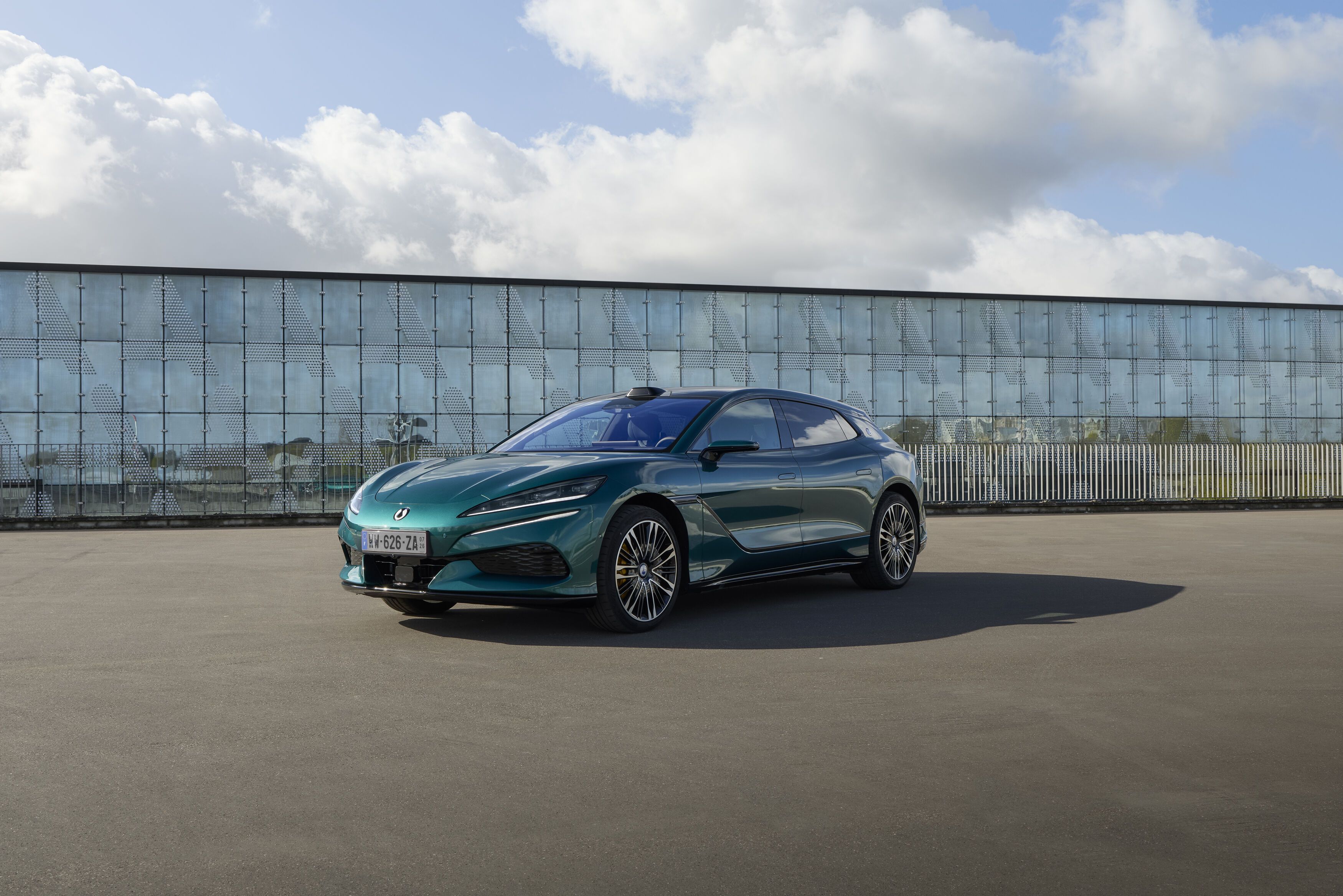 Denza, brandul premium al BYD, s-a lansat în Europa. Rivalul chinezesc al BMW și Audi va ajunge și în România - Poza 1