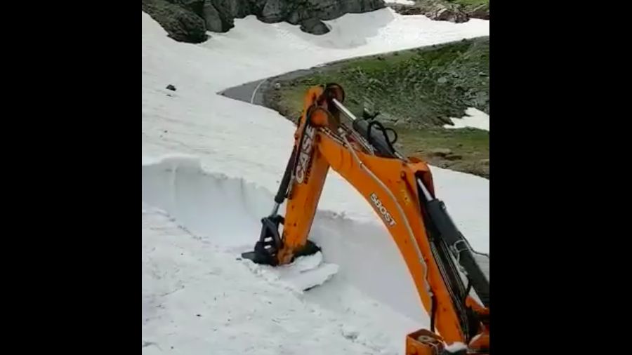 Transfagarasanul va fi redeschis incepand cu 1 iulie. In prezent, zapada are peste 7 metri in unele locuri