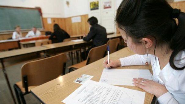 Revista presei 2 noiembrie: Ministerul Educatiei va preciza astazi daca va introduce testele grila la Bacalaureat si Evaluarea Nationala