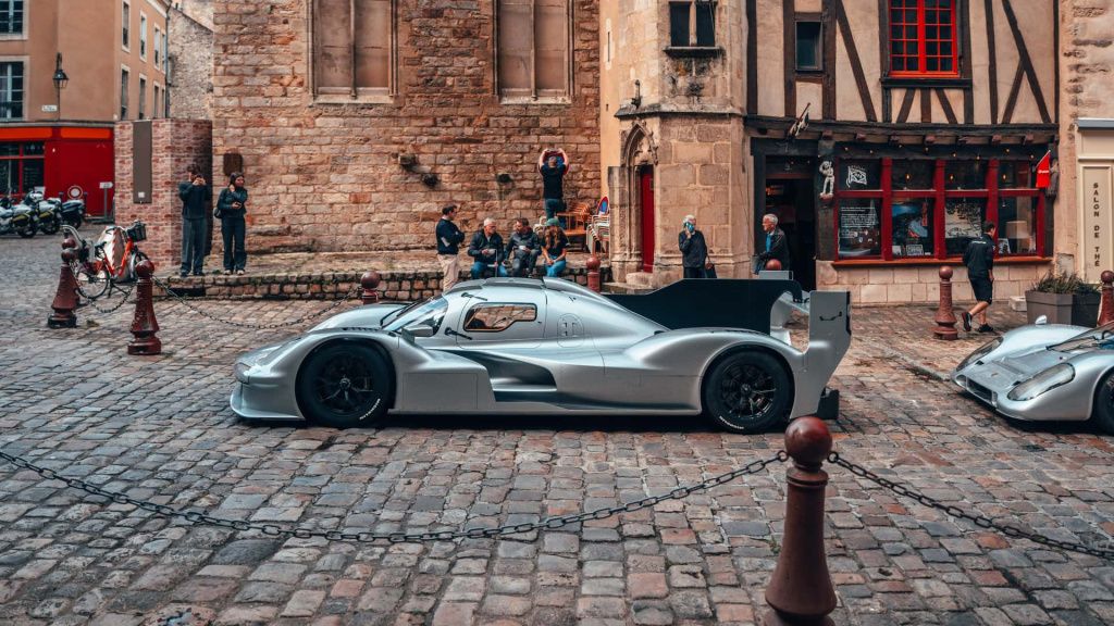 FOTO | Porsche a construit o versiune de stradă a mașinii cu care speră să câștige la Le Mans - Imagine 4