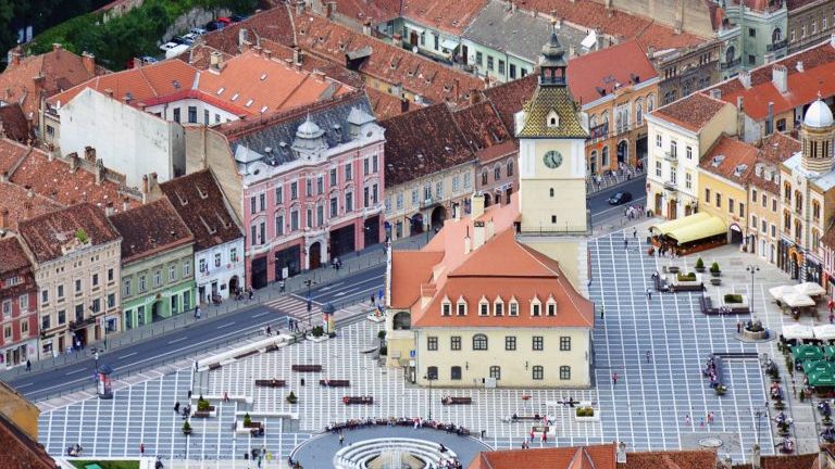 Piața Sfatului din Brașov va fi reamenajată: arhitecți din România, Spania și Franța vor stabili cum va arăta