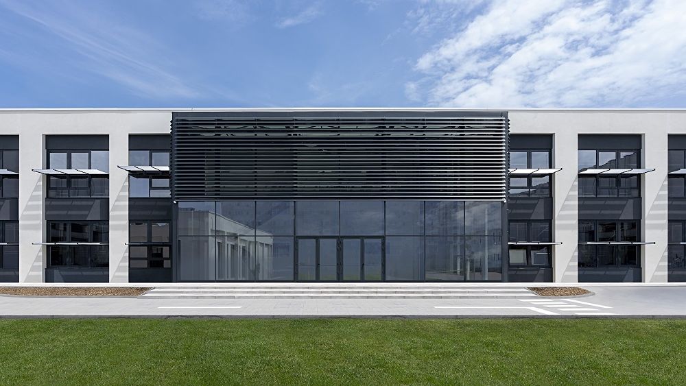 Italienii de la Moncler au terminat de construit extensia la fabrica din Bacău. Lângă aceasta va fi și o grădiniță pentru copiii angajaților