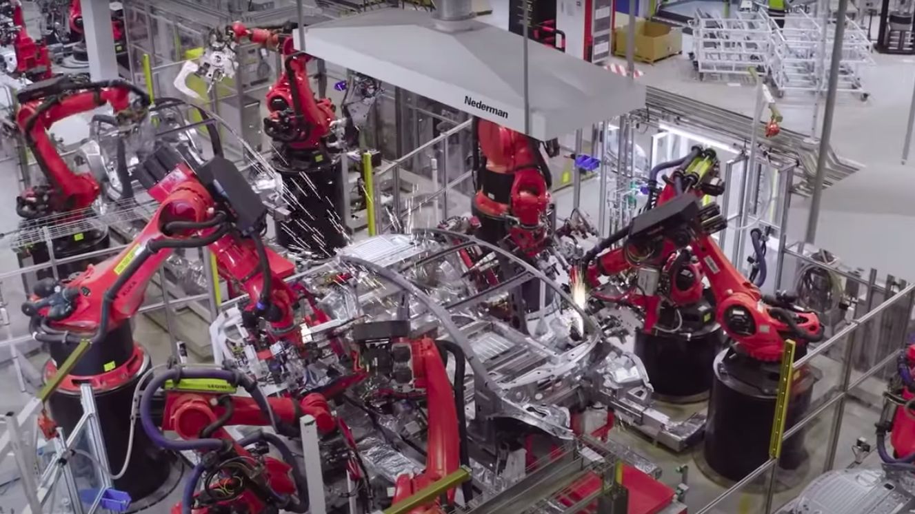 Cum arată Gigafactory Shanghai, singura fabrică Tesla care funcționează. Sute de roboți produc 3.000 de mașini pe săptămână