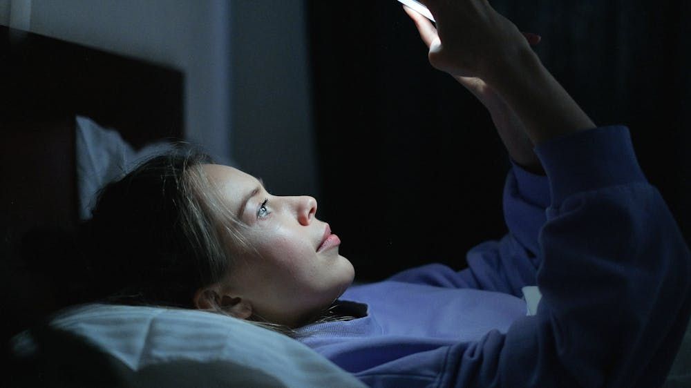 Postezi noaptea pe Facebook, Instagram sau TikTok? Oamenii de știință avertizează asupra riscului de depresie