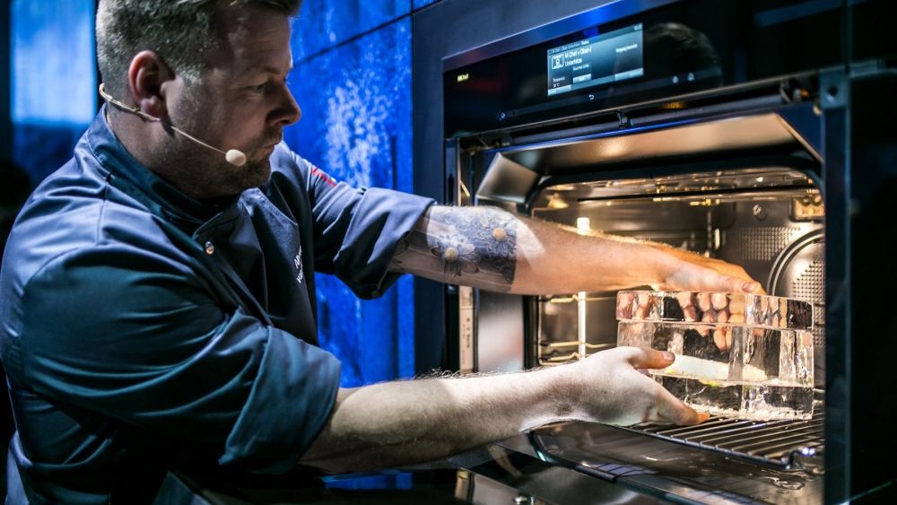 Miele lanseaza un cuptor de...8.000 de euro. Gateste pestele in cub de gheata