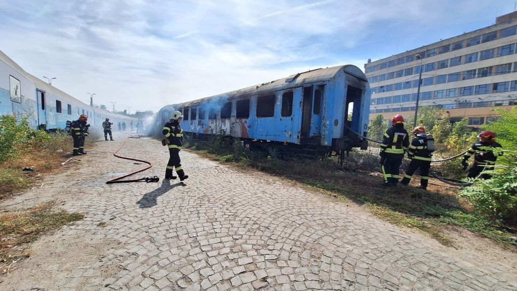 GALERIE FOTO: Incendiu puternic în zona Podului Grant și a Podului Basarab. Două vagoane dezafect - Imagine 3