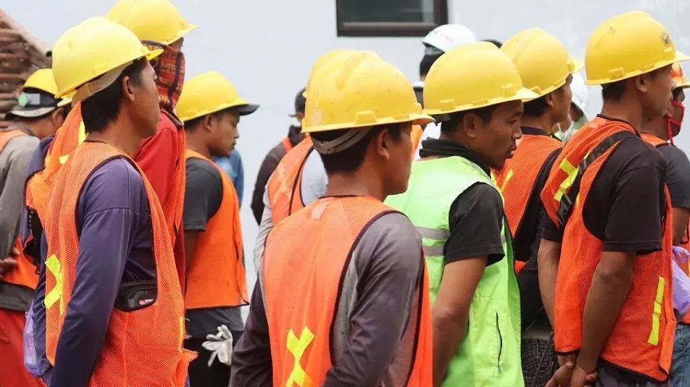 Un sfert dintre companiile româneşti din construcţii aduc angajaţi din Asia