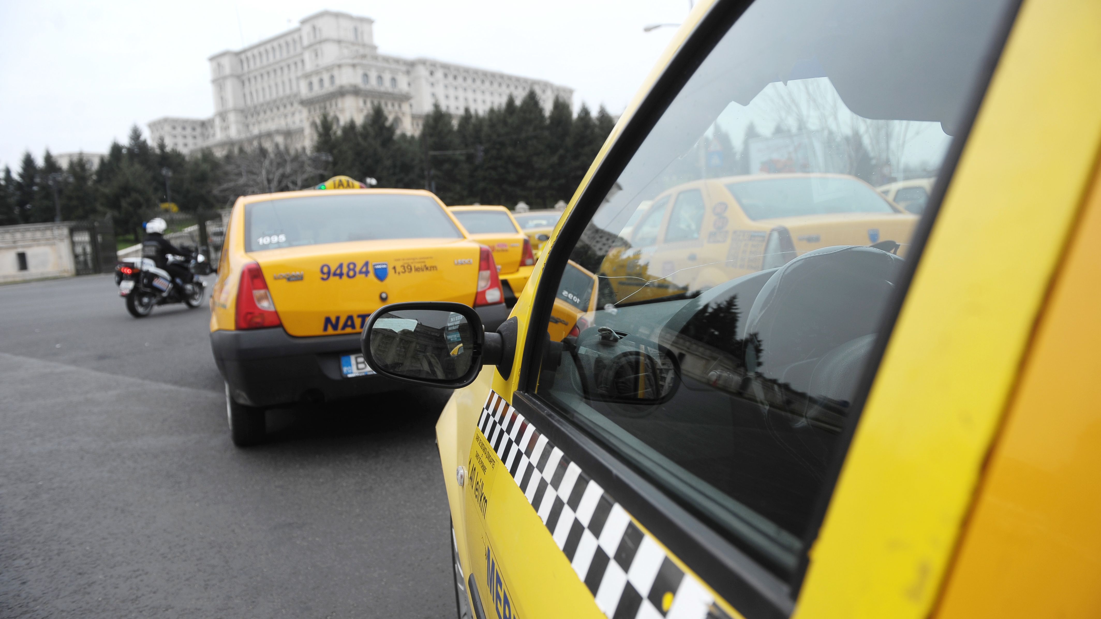 Reguli noi pentru taximetristi: automate pentru comandarea taxiurilor in Centrul Vechi