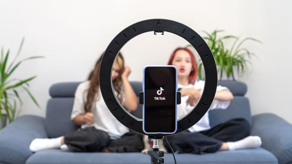 Promovarea online nemarcată a unui candidat la alegeri - cum se va aplica și pentru cine. Explicațiile lui Toni Greblă