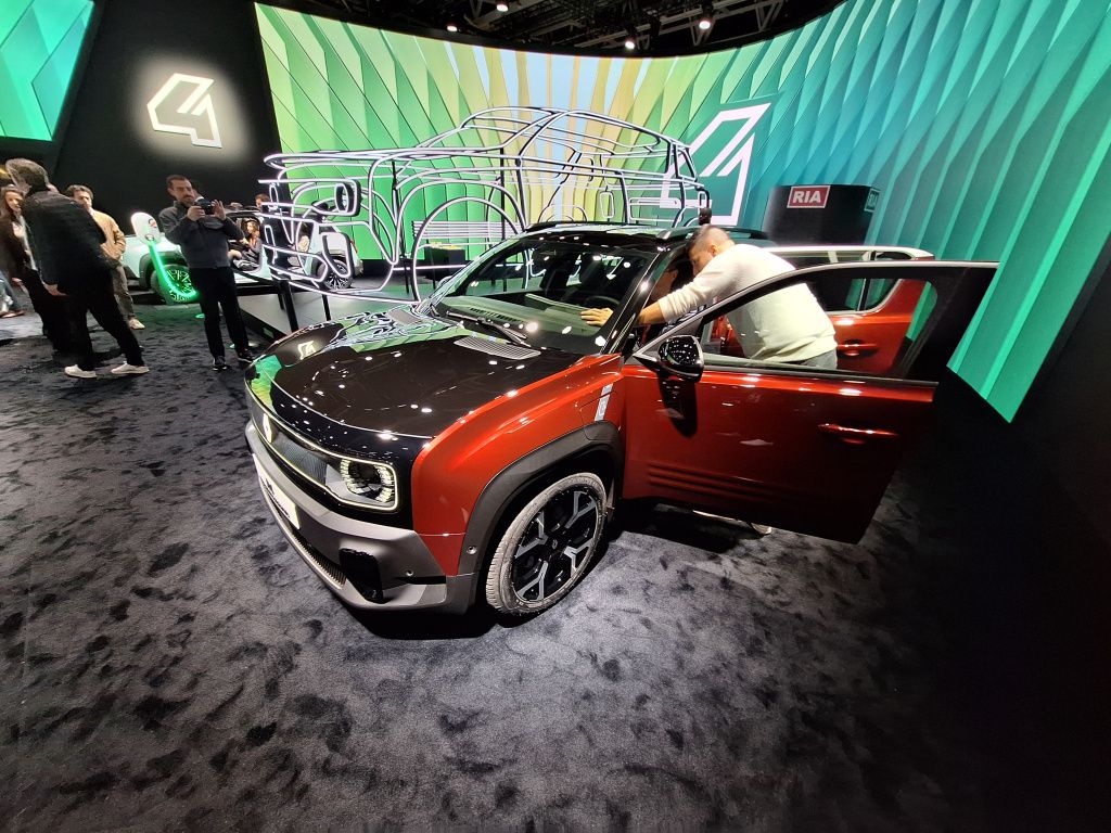 GALERIE FOTO | Noul Renault 4 E-Tech Electric a fost lansat la Paris. Cum arată, cât costă și ce - Imagine 23